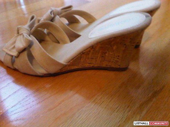 Bow cream color shoes size 5.5