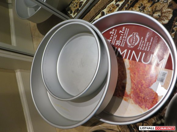 14 in x 3 in  round aluminum  pizza/cake pan brand new $ 20 each