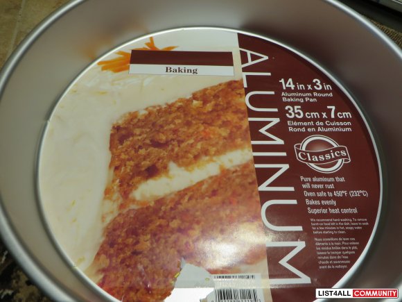 14 in x 3 in  round aluminum  pizza/cake pan brand new $ 20 each