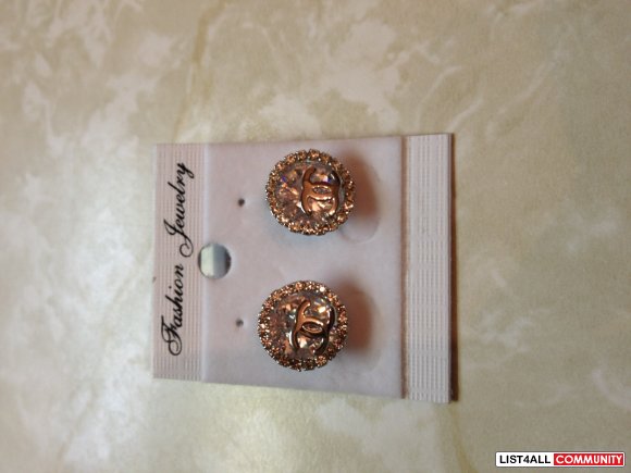 CHANEL earrings ( Small size)