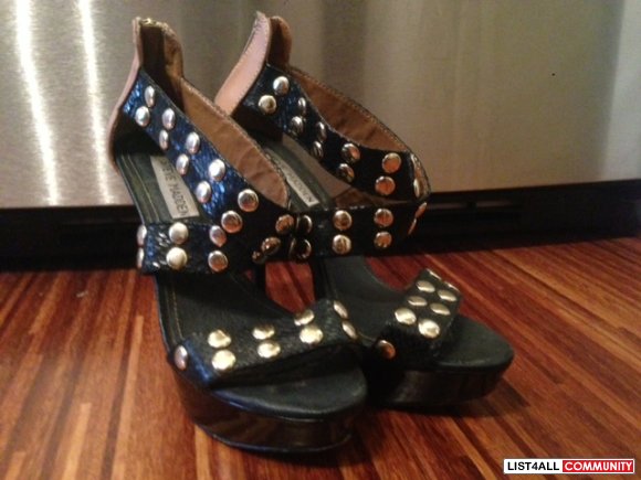 MOVING AWAY SALE: Steve Madden Size 7 Gold Studs Sexy