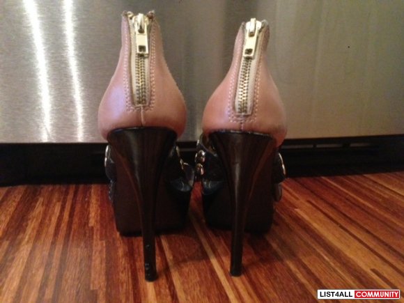 MOVING AWAY SALE: Steve Madden Size 7 Gold Studs Sexy