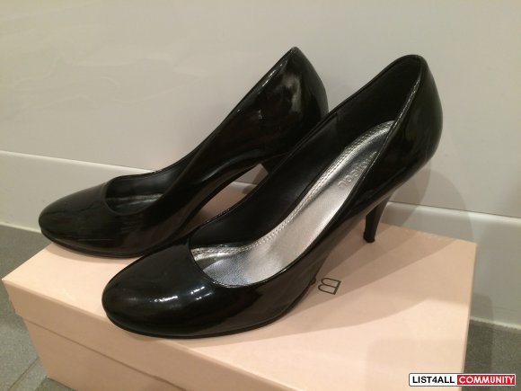 LE CHATEAU Black Heels