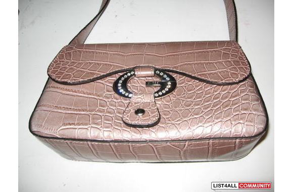 GUESS PURSEUsed less than 5XPlumish colourOne zip 