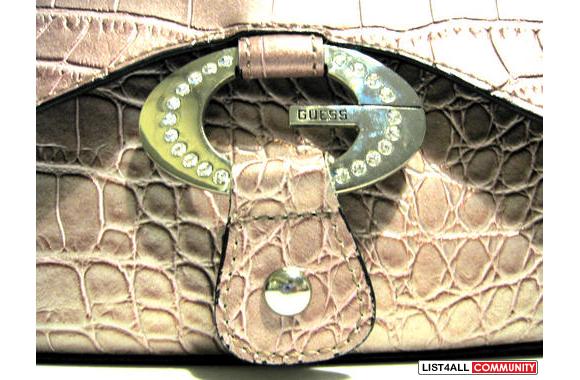 GUESS PURSEUsed less than 5XPlumish colourOne zip 