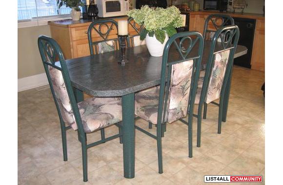 Kitchen table and 6 chairs   it has  Extension, ve
