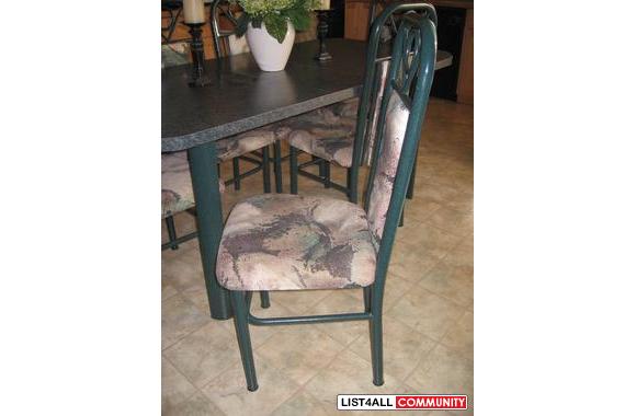 Kitchen table and 6 chairs   it has  Extension, ve
