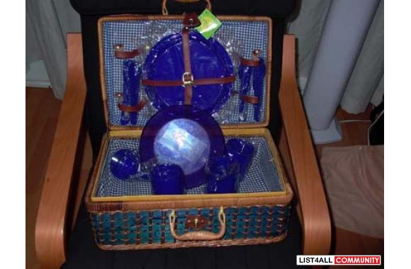Picnic Basket  Includes 4 Plates, 4 Cups Utensils 