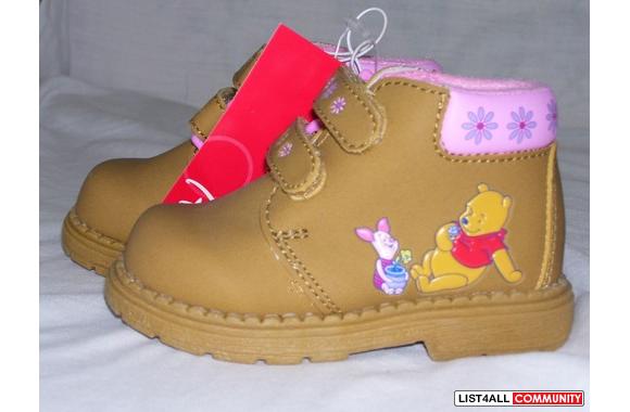 New with tag.Winnie the Pooh BootsSize 4