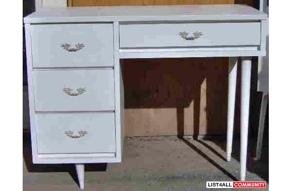 Cute little white desk measures 38"W x 18&quo