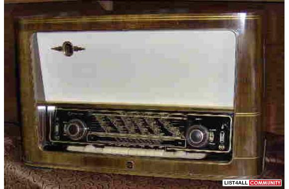 VINTAGE RCA SW RADIO in excellent condition.