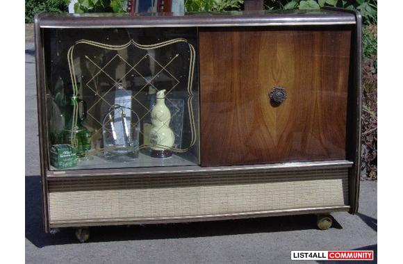 VINTAGE RADIO/LIQUOR CABINET. The radio is missing