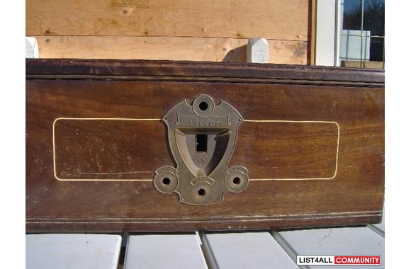 VINTAGE RCA RADIO CABINET(no radio) and 45rpm reco