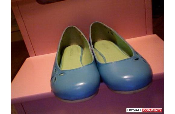 Light bluish flats with cute flower detailing on s