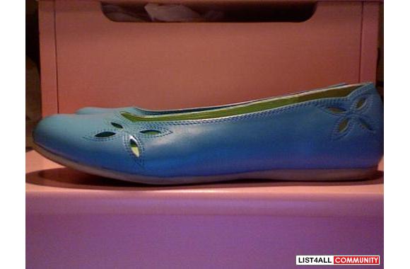 Light bluish flats with cute flower detailing on s