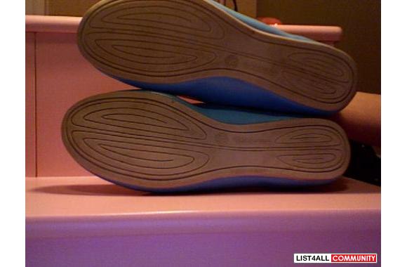 Light bluish flats with cute flower detailing on s