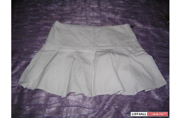 White pleated skirt. TRES CHIC! Size 0. Nice to we