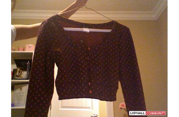 *NEW WITH TAGS* Cute cropped sweater with heart de