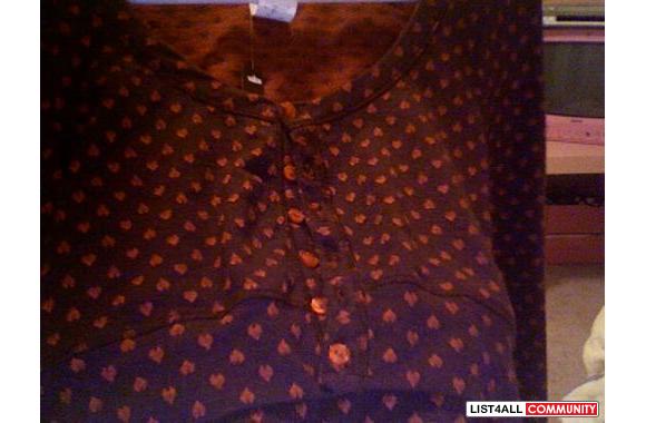 *NEW WITH TAGS* Cute cropped sweater with heart de