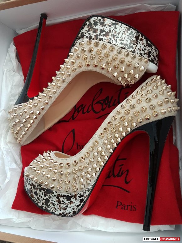 AUTHENTIC CHRISTIAN LOUBOUTIN Peep Toes with gold spikes in suede beig