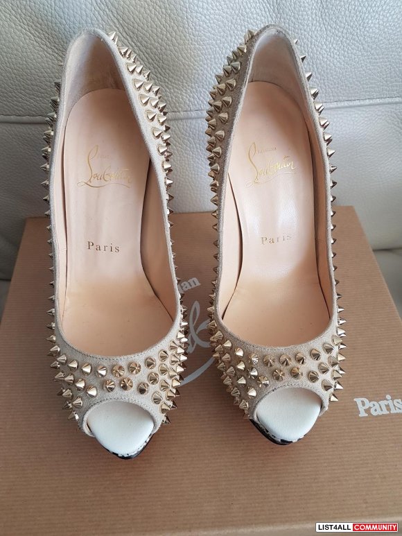 AUTHENTIC CHRISTIAN LOUBOUTIN Peep Toes with gold spikes in suede beig