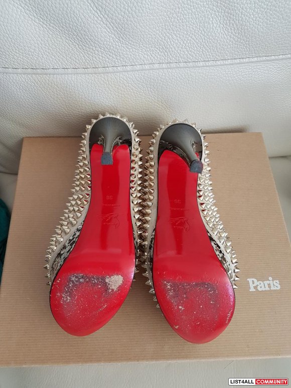 AUTHENTIC CHRISTIAN LOUBOUTIN Peep Toes with gold spikes in suede beig
