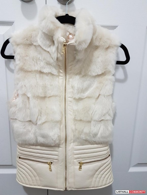 BRAND NEW WHITE FAUX FUR VEST IN XS FROM GUESS