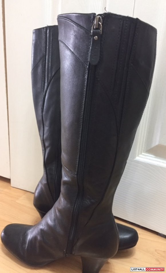 Clarks woman leather boots- size 6 - $35