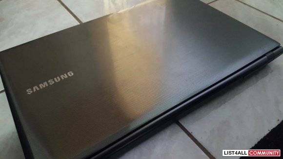 *IN BOX* (LIKE-NEW) - Samsung Laptop Series 5 Notebook 15" i5 Win 8