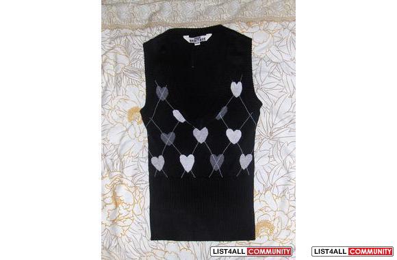 Heritage   wool vest with hearts from stitches. Si