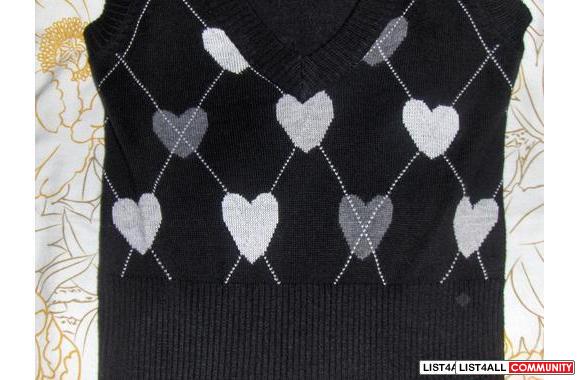 Heritage   wool vest with hearts from stitches. Si