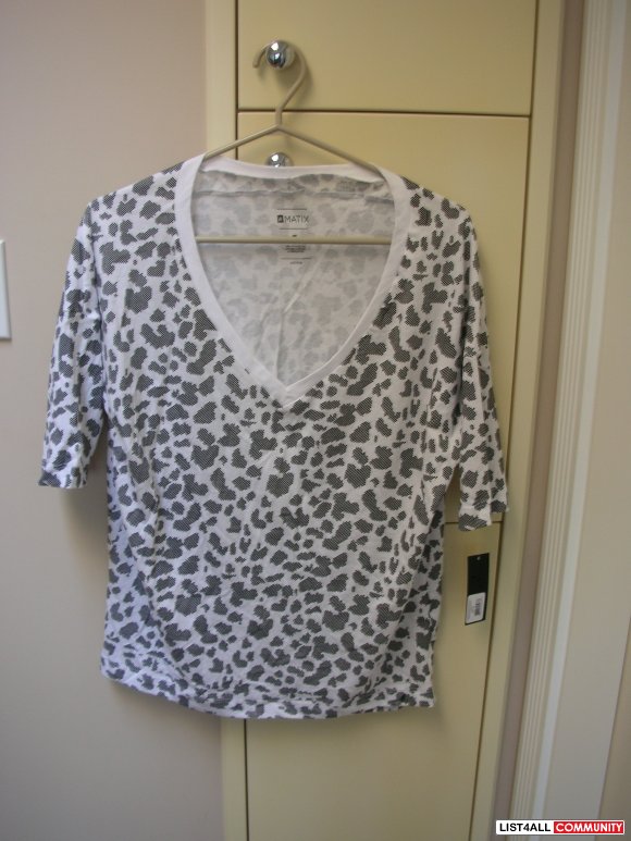 Brand New Cheetah Tooth Patterned White V-Neck Tee