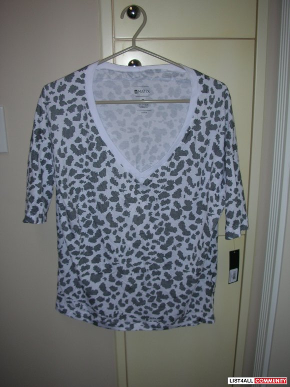 Brand New Cheetah Tooth Patterned White V-Neck Tee