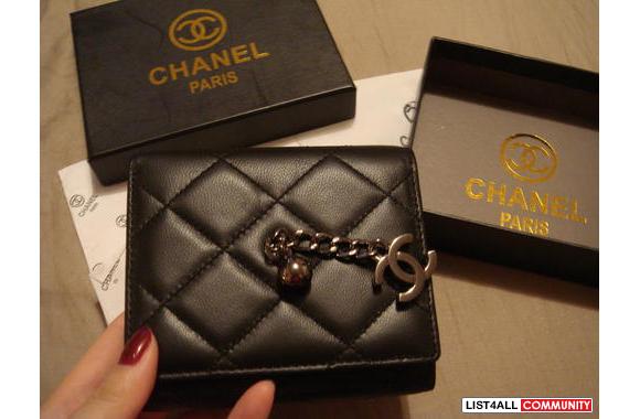 Chanel&nbsp;short billfold leather wallet in Black