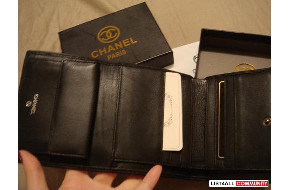 Chanel&nbsp;short billfold leather wallet in Black