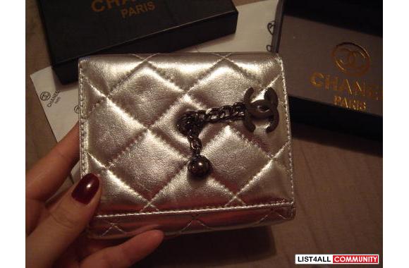 Chanel&nbsp;short billfold leather wallet in Black