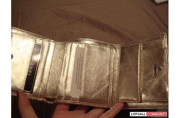 Chanel&nbsp;short billfold leather wallet in Black