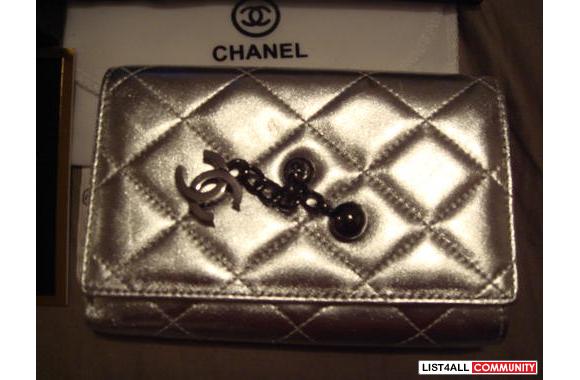 Chanel medium trifold leather wallet in black, sil