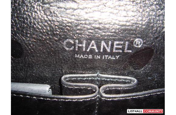Chanel Leather Classic Bag w/ Flap in Black: - qui