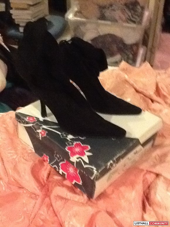 Super cute black heeled booties size 7.5