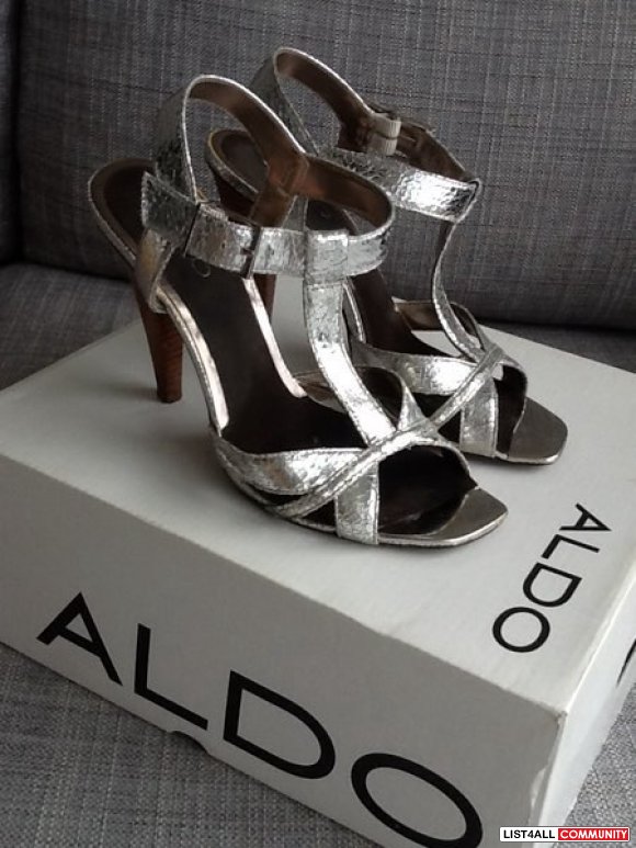 Aldo Silver Leather T-strap Sandals size 7