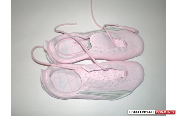PUMA SHOES. Size 4 1/2.My aunt bought these shoes 