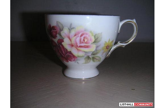 flower pattern Bone China tea cup-Queen Anne made in England