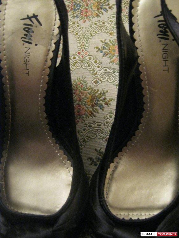 Fioni Night peep toe shoes size 7Wworn twice