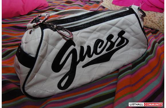 Gently used Guess Purse in Excellent Condition