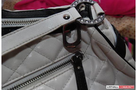 Gently used Guess Purse in Excellent Condition