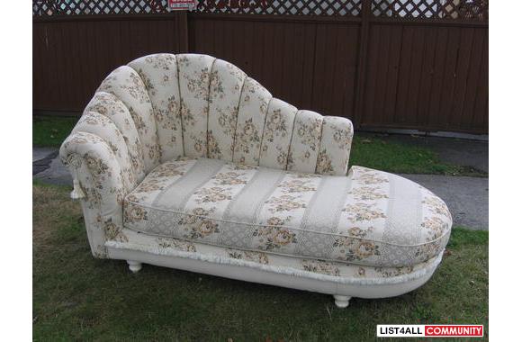 Chaise Longue. It's about 2 years old. Very comfortable. Excellent con