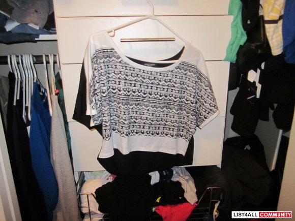 F21 BLACK AND WHITE CROPPED TOP SIZE SMALL