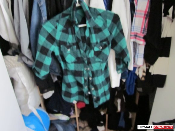 F21 PLAID SHIRT BLACK AND GREEN SIZE SMALL