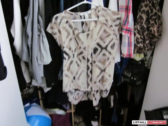 F21 SHIRT SIZE SMALL BUTTONS UP THE BACK NEW
